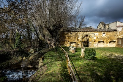 Exterior del monasterio de San Salvador de Nogal de las Huertas, en Palencia, con el río que rodea uno de sus laterales.