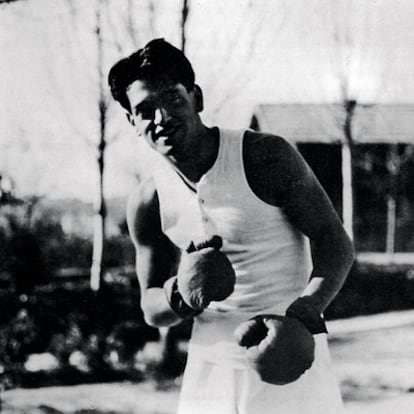 Luis Buñuel simula una finta de boxeo en la Residencia de Estudiantes