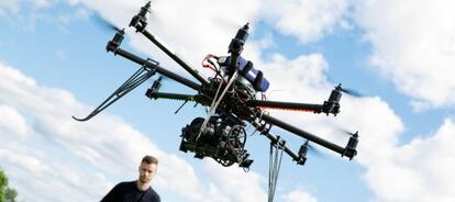 Un técnico pilota un dron.