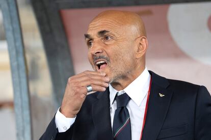 Luciano Spalletti gesticula durante el partido que disputaron Macedonia del Norte e Italia este sábado.