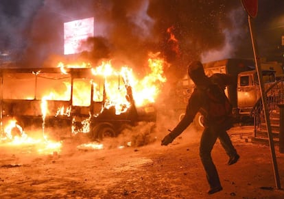 Más de 70 policías resultaron heridos en los violentos choques que se produjeron anoche en el centro de Kiev cuando miles de manifestantes intentaron romper un cordón policial junto a la sede del Gobierno, informó el Ministerio del Interior de Ucrania. En la imagen un manifestante lanza piedras a la policía en Kiev (Ucrania), 19 de enero de 2014.