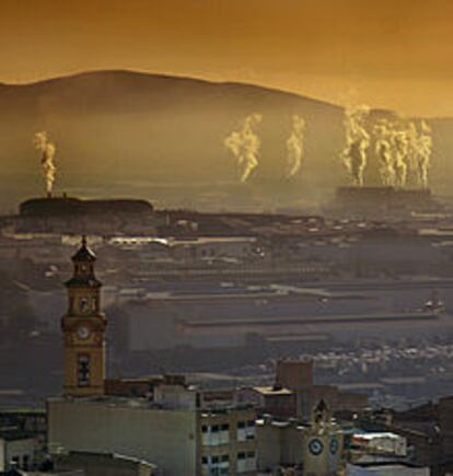 Una vista general de la zona de L&#39;Alcora, con el humo de las fábricas de azulejos en el horizonte.