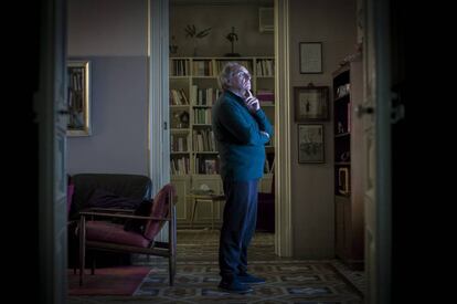 Jordi Coca, especialista en el teatro de Shakespeare, retratado en su casa.