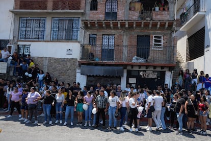 Vecinos observan el momento en que el ataúd con los restos de Camila es entregado a sus familiares.