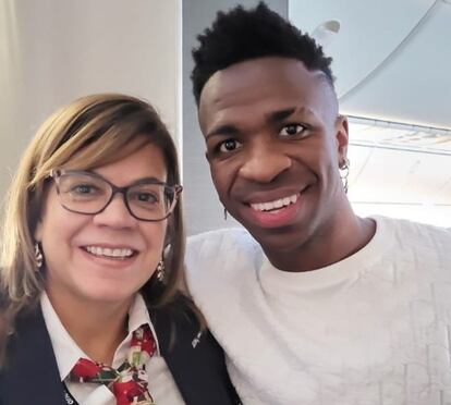 Elizabet May, junto al futbolista del Real Madrid Vinícius Jr. en el avión en el que coincidieron.