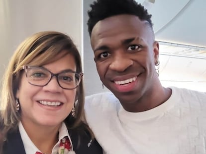 Elizabet May, junto al futbolista del Real Madrid Vinícius Jr. en el avión en el que coincidieron.