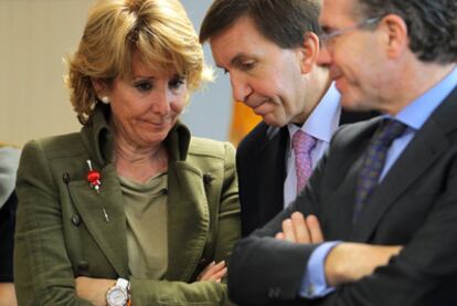 Esperanza Aguirre, junto al fiscal jefe, Manuel Móix, y el consejero Francisco Granados.