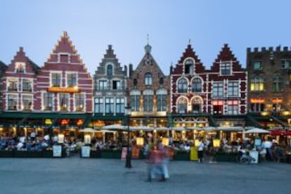 Terrazas en la plaza del Mercado, en Brujas.