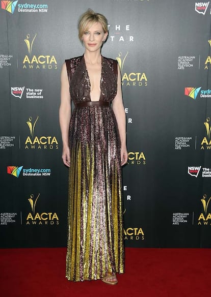 Cate Blanchett deslumbró en los premios AACTA con este vestido de la colección primavera-verano 2014 de Givenchy que debaja ver un poco más de escote de lo habitual. Un look muy femenino en el que también el peinado y maquillaje le favorecían.