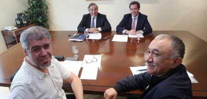 Los secretarios generales de UGT y CCOO, Pepe Álvarez y Unai Sordo, y los presidentes de CEOE y CEPYME, Juan Rosell y Antonio Garamendi, durante su reunión en el marco de las negociaciones para el IV Acuerdo para el Empleo y la Negociación Colectiva.