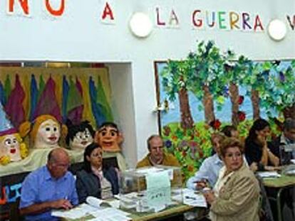 Mesa electoral en el colegio Pau Romeva de Barcelona.