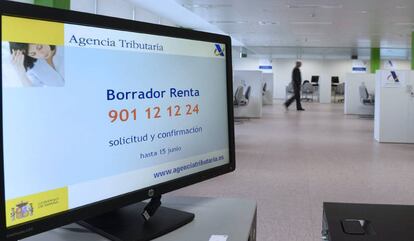 Interior de una oficina en la sede de la Agencia Estatal de Administración Tributaria en Castilla y León en Valladolid.