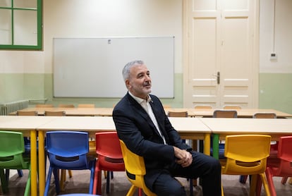 El alcalde de Barcelona Jaume Collboni en un aula de la Escuela Mossèn Jacint Verdaguer, este jueves. 