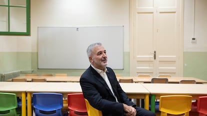 El alcalde de Barcelona Jaume Collboni en un aula de la Escuela Mossèn Jacint Verdaguer, este jueves.
