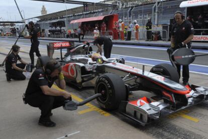 Los mecánicos de McLaren trabajan en el monoplaza de Hamilton en Valencia.