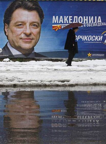 Una mujer pasa delante de un cartel electoral del candidato socialdemócrata Ljubomir Frckovski