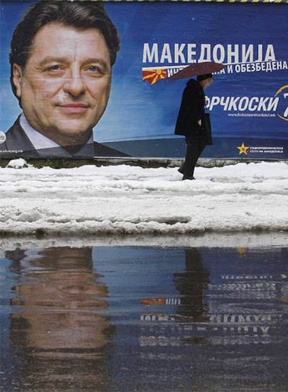 Una mujer pasa delante de un cartel electoral del candidato socialdemócrata Ljubomir Frckovski