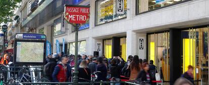 Varias personas esperan en la calle a la apertura de la nueva tienda de Ikea en el centro de París.