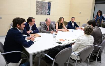 Concejales de los cuatro grupos municipales en el Ayuntamiento de Valencia, PP, Vox, Compromís y PSPV, durante la reunión para debatir las fichas urbanísticas.