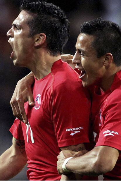 Alexis Sánchez abraza a Mark González tras marcar este el gol chileno.