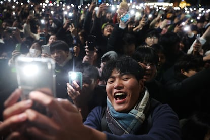 Jóvenes celebran el Año Nuevo en Seúl (Corea del Sur).