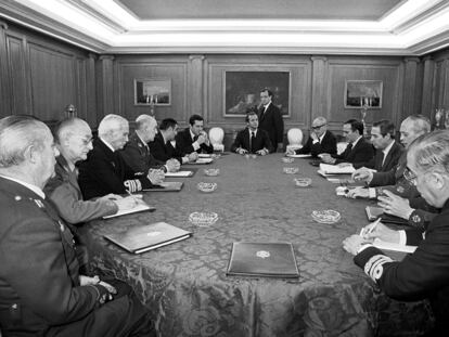 El rey Juan Carlos preside la reunión de la Junta de Defensa Nacional, tras el intento de golpe de Estado del 23-F. Laína es el tercero por la derecha.
