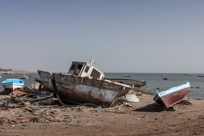 Varios barcos varados en las islas Kerkennah. Estos archipiélagos tunecinos se encuentran frente a la ciudad de Sfax y son uno de los principales puntos de partida para la
ruta de migración tunecina.