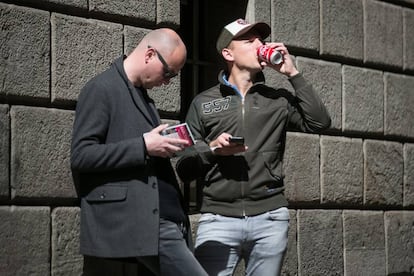 Un hombre toma un refresco de lata.