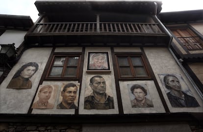 “Ese día fueron fotografiados todas las clases sociales del pueblo. Ricos y pobres. Es un homenaje a la gente que decidió quedarse. En esa época, muchos decidieron salir del pueblo para buscar una vida mejor”, dice el pintor.