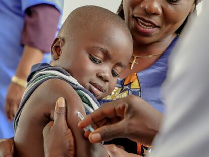 Un niño recibe la vacuna del sarampión en una campaña de vacunación de Unicef en Impfondo (RDC) en 2019.