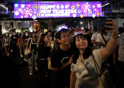 Jóvenes celebran el Año Nuevo en Bangkok (Tailandia).