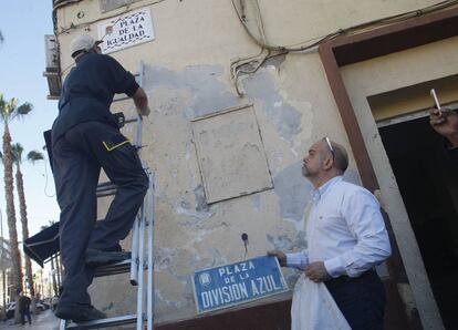 Canvi de plaques en una plaça de València.
