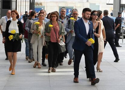 Los diputados de ERC llegan al Congreso con ramos de flores amarillas.