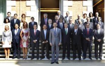 El Príncipe de Asturias posa junto al pleno de la directiva de la Cámara de Comercio de Torrelavega, durante la recepción que ha tenido lugar hoy en el Palacio de la Zarzuela, con motivo del centenario de la entidad.