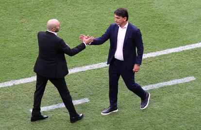 A la izquierda, el entrenador de Marruecos Walid Regragui, saluda a Zlatko Dalic, entrenador de Croacia al finalizar el primer encuentro del grupo F que ha acabado con empate a cero.