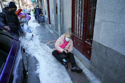 Ángela Concepción, de 69 años, se resbala por el hielo al ir a hacer la compra en la calle Juan Pantoja del barrio de Bellas Vistas