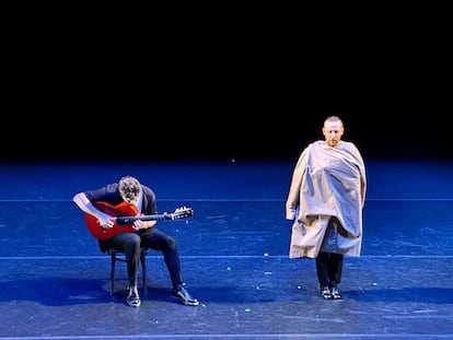 El bailaor Manuel Liñán (de pie) junto al guitarrista Francisco Vinuesa, en su espectáculo 'Amado, amor, amén', en Londres.