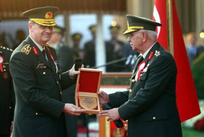 El general Ilker Basbug (izquierda) en una ceremonia militar en Ankara el 27 de agosto.