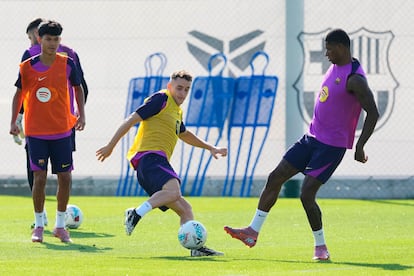 Los jugadores del FC Barcelona, Marc Casadó y Marcus Rashford, durante el entrenamiento del Barcelona este viernes. 