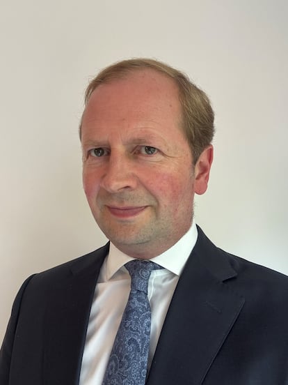 Christian Schulz se une a AllianzGI como economista jefe. Proviene de Citigroup Global Markets, donde recientemente fue economista europeo jefe adjunto. Antes de eso, pasó seis años como economista en Citi, incluido el cargo de economista jefe de Reino Unido de 2016 a 2021. Ha trabajado, además, en Berenberg, en el Banco Central Europeo y en The Boston Consulting Group. Tiene un doctorado y un máster en Economía por la Universidad de Hamburgo.