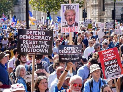 Manifestação contra o fechamento do Parlamento britânico neste sábado em Londres.