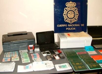 Material confiscado a una red criminal en Barcelona en tiendas de telefonía móvil y bancos.