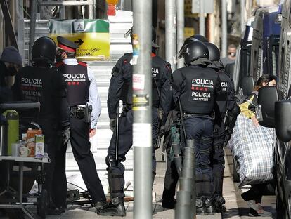 Un grupo de activistas intenta impedir un desahucio en Barcelona, en diciembre de 2020.