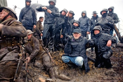 Steven Spielberg, durante el rodaje de 'War horse', la novela de Michael Morpurgo, que ha llevado al cine y antes fue adaptada al teatro.