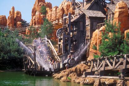 El tren minero de Big Thunder Mountain, una de las atracciones de la zona llamada Frontierland, en Disneyland Park.