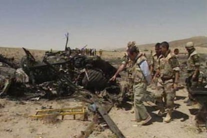 El ministro de Defensa, José Bono, visita el lugar donde se produjo el accidente, acompañado de varios militares destacados en Afganistán.