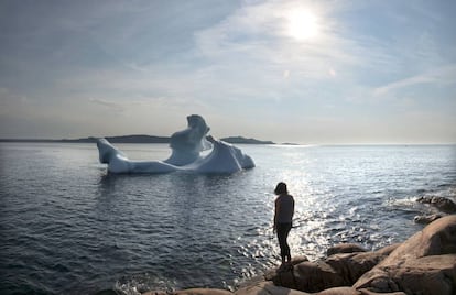 Un iceberg en las costas de la isla Fogo en verano.