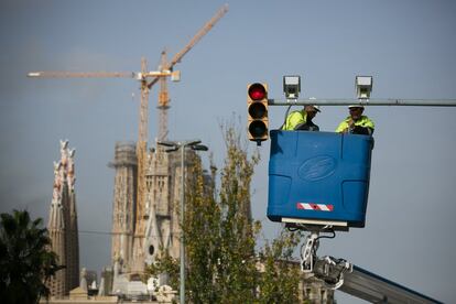 Operaris instal·len les càmeres que controlaran les matrícules dels vehicles de la zona de baixes emissions, que es posa en marxa a Barcelona l'1 de gener.