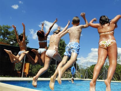 Un grupo de niños juega en la piscina de un campamento de verano en Villanueva de la Cañada (Madrid).