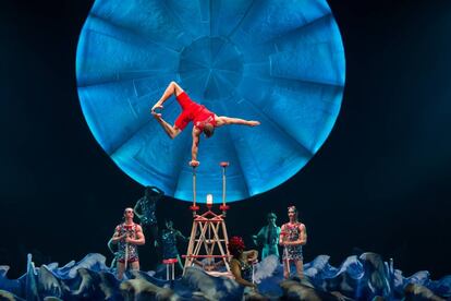 Acrobacia sobre las olas en Luzia, el nuevo espectáculo de Cirque du Soleil.